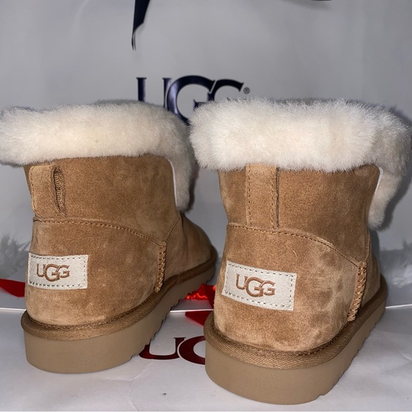 UGG Kids size 6 boots classic mini posyNew in Box